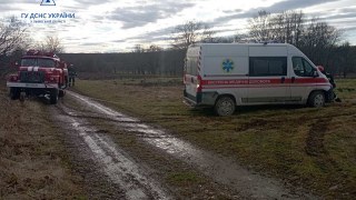 На Стрийщині машина швидкої з пацієнтом застрягла в болоті