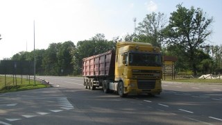 В Україні заборонили рух вантажівок державними дорогами у спеку