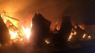 На Жовківщині 16 рятувальників гасили пожежу у виставковому залі ритуальних послуг
