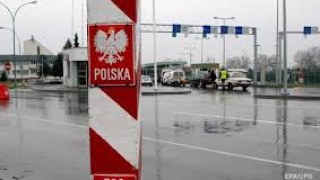Польща ввела плату за використання праці українців на сезонних роботах