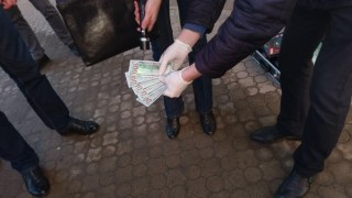 На Львівщині поліцейський вимагав у людей гроші