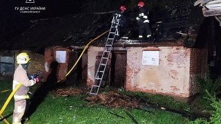 На Яворівщині згоріла будівля з двома тоннами грубих кормів