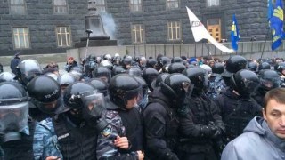 У Києві міліція витісняє митингувальників з блок-постів (оновлюється)