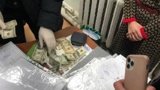 У Стрию на хабарі у 5,5 тисяч доларів затримали чиновника відділу ДАБК