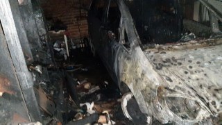 У Червоноградському районі вщент згорів гараж з автівкою