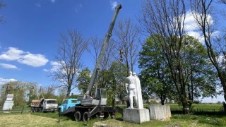 На території Радехівської ОТГ демонтували два радянських пам'ятники