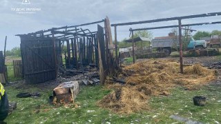 У Червоноградському районі вщент згоріла будівля з сіном та дошками