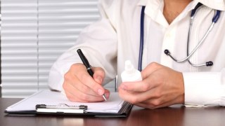 Лікарям заборонять писати в рецептах назви ліків