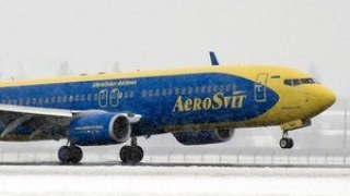 Український літак авіакомпанії «AероСвіт» не може вилетіти з Варшави