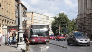 У Львові в салоні маршрутки постраждала пасажирка
