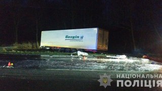 Біля Львова через зіткнення вантажівки з мікроавтобусом загинуло троє людей