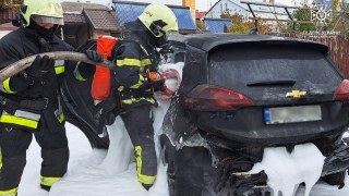 Біля Львова горіла автівка поблизу житлового будинку