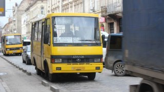 Водіям львівських маршруток пропонують перевозити школярів за дві гривні