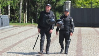 Двоє львівських правоохоронців отримали 5 000 гривень від Садового