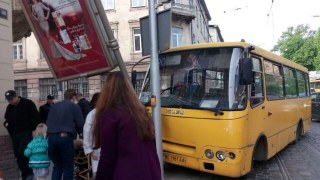 У Львові маршрутка з пасажирами врізалася у стовп