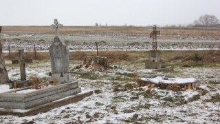 На Дрогобиччині місцевий мешканець пошкодив могили на цвинтарі
