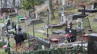 На Львівщині заборонили відвідувати кладовища