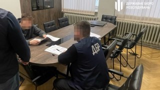 На Львівщини керівник фірми за 5 тисяч доларів перевозив чоловіків через кордон як водіїв гуманітарки