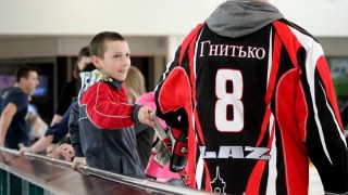 Гравці ХК "Леви" вчать грати у хокей вихованців дитбудинку із Нового Милятину