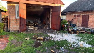 5 рятувальників гасили пожежу у гаражі на Радехівщині