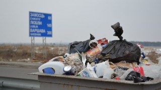Міжнародна траса біля Рава-Руської третій місяць потопає у смітті з вини районної влади
