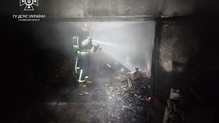 Вночі біля Львова спалахнув гараж