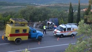На Яворівщині зіткнувся легковик з вантажівкою: 6 осіб травмувалися