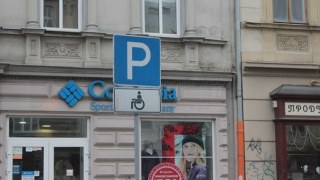 Львівський готель роздавав клієнтам наліпки для паркування на місцях для осіб з інвалідністю