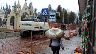 На вулиці Мечникова у Львові залишилося відремонтувати тротуари