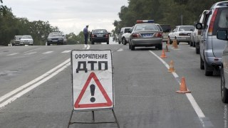 Автомобіль травмував людей на зупинці громадського транспорту у Львові
