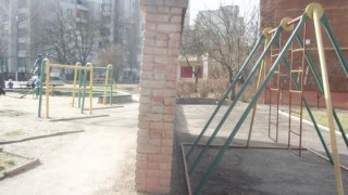 Мешканці вимагають від ЛКП демонтувати аварійні стіни біля дитячого майданчика у Львові