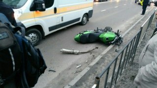 ДТП у Львові: мотоцикліст врізався в автівку