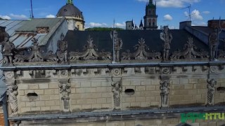 Скульптури на даху будинку Корнякта вберегли від руйнування