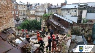 Чоловік загинув під завалами стіни будинку у центрі Львова