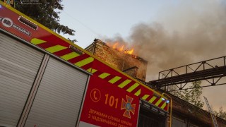 У Львові виникла пожежа в одній з будівель на території ЛАЗу