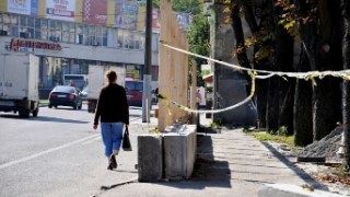 У Львові забудовники бізнес-центру на Чорновола забрали у перехожих тротуар
