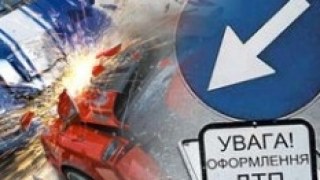 Водій постраждав у лобовому зіткненні легковиків на автодорозі “Київ-Чоп”