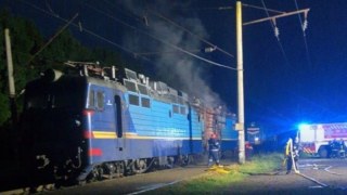 Через пожежу в електротязі поблизу Золочева рух поїздів затримали на чотири години