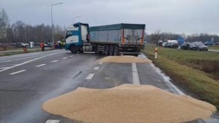 Польські фермери продовжують блокувати два пункти пропуски на кордоні з Україною