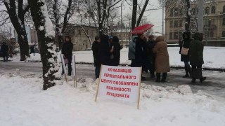 Працівники перинального центру влаштували пікет перед Львівською облрадою