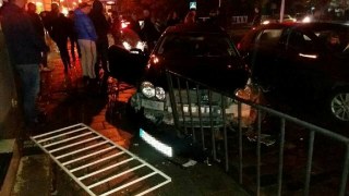 У Львові п'яний водій на Mercedes'і врізався в огорожу
