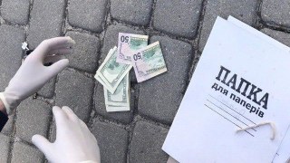 У Львові помічник судді та адвокат вимагали 700 доларів хабара