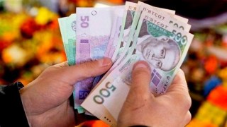 Середня зарплата на Львівщині за місяць зменшилась на 469 гривень