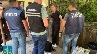 Мешканця Львівщини затримали на хабарі за переправлення військовозобов'язаних через кордон