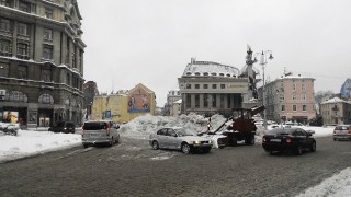Львів розчищають від снігу 42 спецмашинами