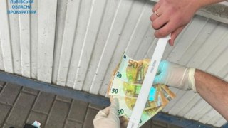 На Львівщині інспектора митного поста викрили на хабарництві
