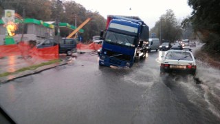 На вулиці Стуса у Львові провалилася вантажівка