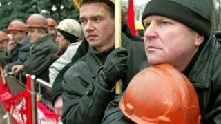 На Львівщині шахтарі пікетують Сокальську райдержадміністрацію з вимогою виплатити заборговану зарплату
