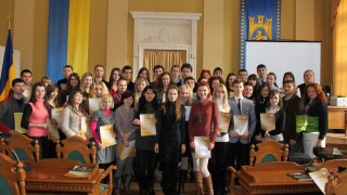 Стажери програми "Перший кар'єрний крок" отримали дипломи від міського голови Львова