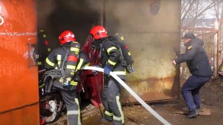 28 рятувальників гасили пожежу будівлі у Львові